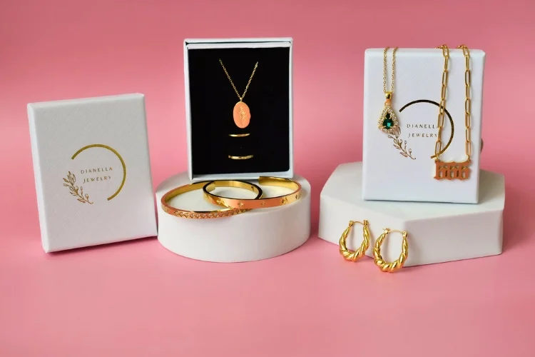 Stylish jewelry subscription boxes for monthly deliveries